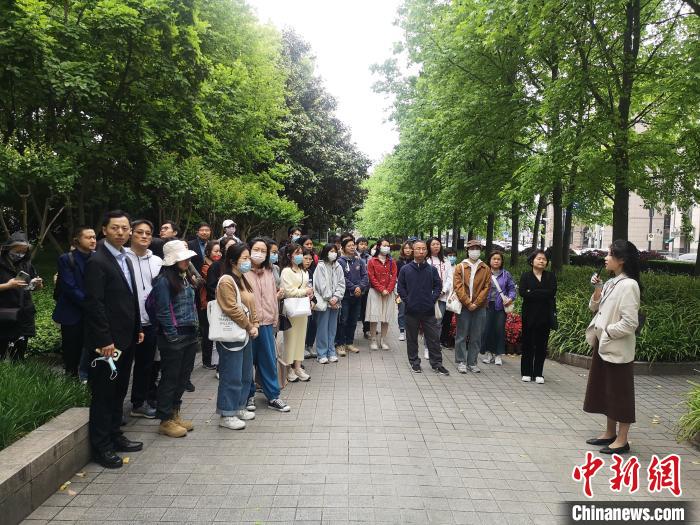 活動(dòng)現(xiàn)場?！》队畋?攝