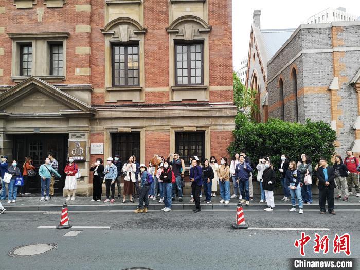 新階層人士走讀“外灘源”?！》队畋?攝