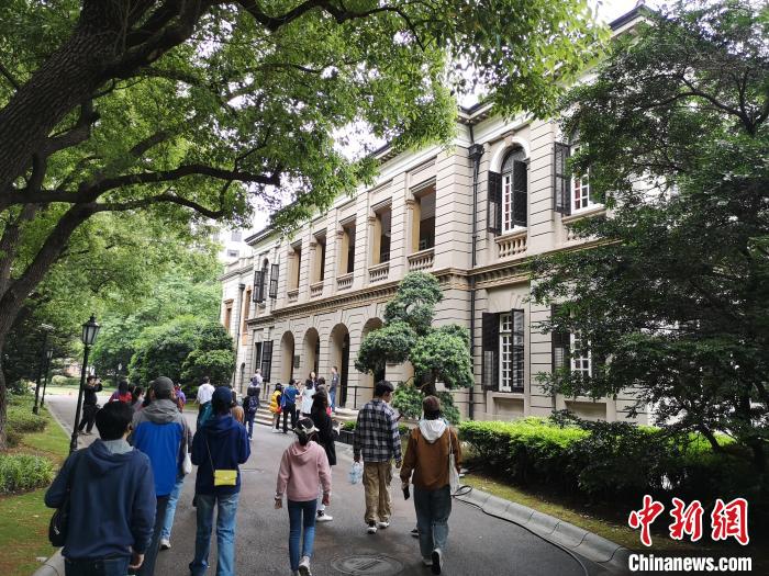 新階層人士參觀英國駐滬領(lǐng)事館?！》队畋?攝