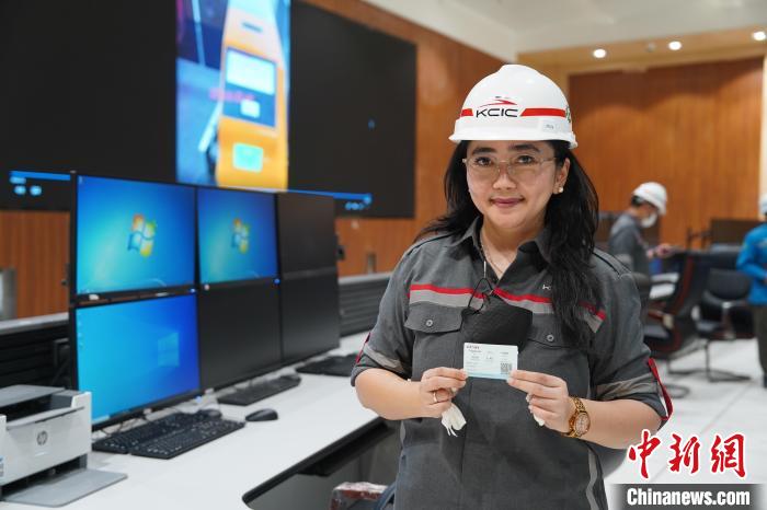 5月8日，客票系統(tǒng)負(fù)責(zé)人展示樣票。趙玅圓 攝