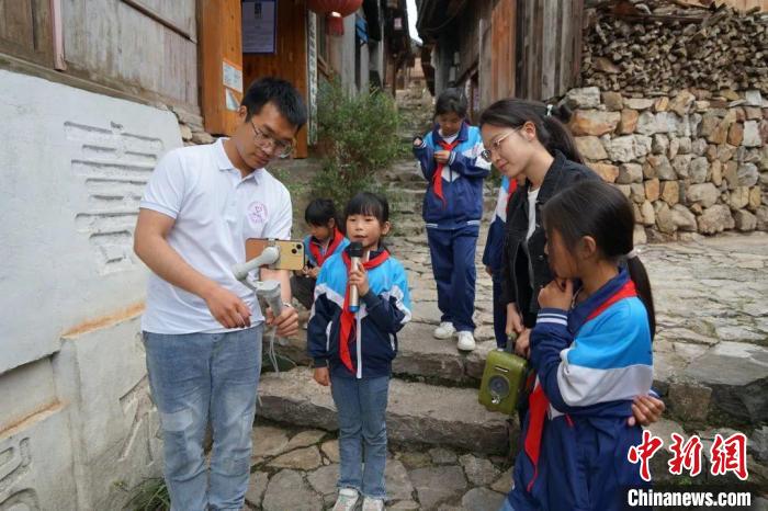 杜曉帆與該中心教師團(tuán)隊(duì)積極探索文化遺產(chǎn)方法論，深耕鄉(xiāng)村遺產(chǎn)領(lǐng)域?！?fù)旦大學(xué)國土與文化資源研究中心供圖