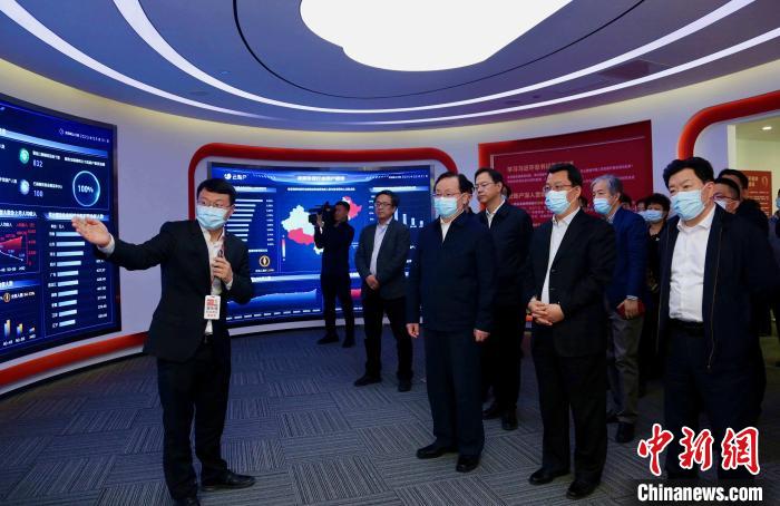 致公黨中央主席蔣作君率調(diào)研組赴天津開展重點(diǎn)考察調(diào)研。圖為在云賬戶共享經(jīng)濟(jì)信息咨詢有限公司調(diào)研?！⒖∩n 攝