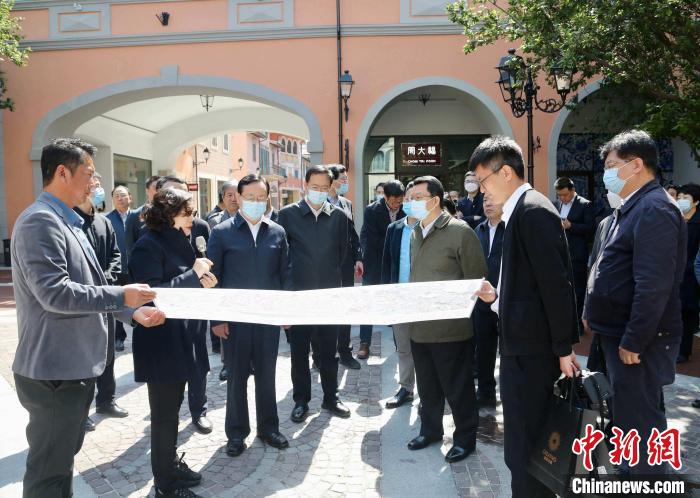 致公黨中央主席蔣作君近日率調(diào)研組赴天津開展重點(diǎn)考察調(diào)研。圖為在佛羅倫薩小鎮(zhèn)調(diào)研?！⒖∩n 攝