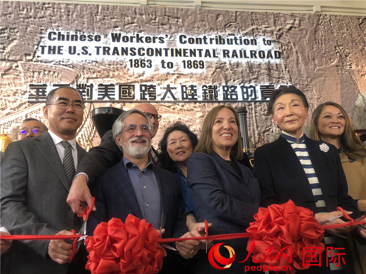 圖為（從右到左）方李邦琴、加州副州長康依蓮、舊金山市議長佩斯金、中國駐舊金山副總領(lǐng)事潘慶江在剪彩。人民網(wǎng)記者 鄧圩攝