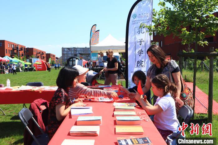 孩子們?cè)诠ぷ鞣粚W(xué)習(xí)剪紙?！◆斻肟鬃訉W(xué)院供圖