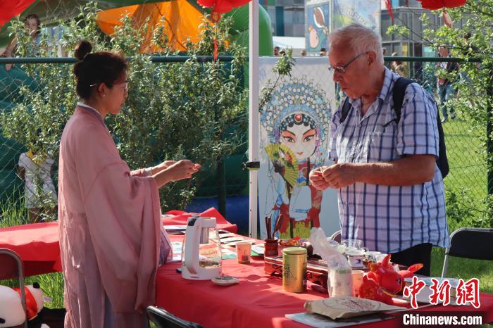 當(dāng)?shù)孛癖妳⒓又袊?guó)茶介紹和品茶活動(dòng)?！◆斻肟鬃訉W(xué)院供圖