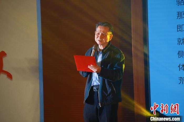 臺灣詩人白靈帶來了一首自創(chuàng)的詩歌《大戈壁》?！￠}南師范大學(xué)供圖