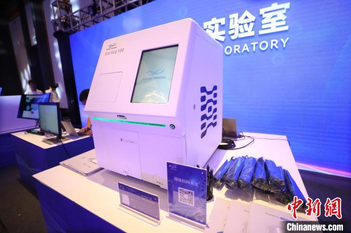 圖為發(fā)布會上展示的科技產(chǎn)品?！±祖I 攝