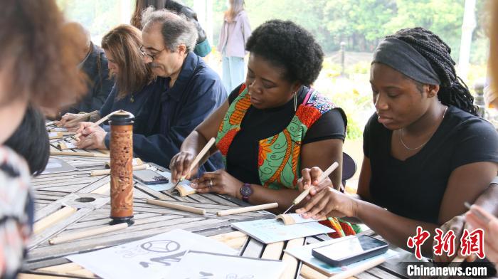 外交官們體驗(yàn)嘉定竹刻。　華東師范大學(xué)供圖