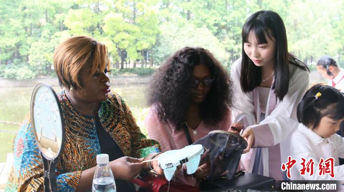 外交官們體驗(yàn)做團(tuán)扇。　華東師范大學(xué)供圖