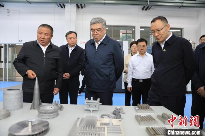 民進中央常務副主席朱永新率調研組赴四川開展重點考察調研。圖為在四川工程職業(yè)技術學院考察調研。　民進中央供圖