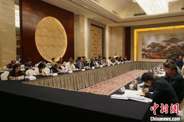 民進中央主席蔡達峰近日率調研組赴江蘇開展重點考察調研。圖為在調研座談會現(xiàn)場。　民進中央供圖