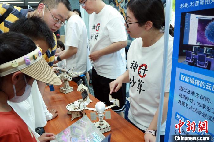 中科院計(jì)算所“神計(jì)妙算”公眾科學(xué)日活動(dòng)現(xiàn)場(chǎng)?！≈锌圃河?jì)算所 供圖