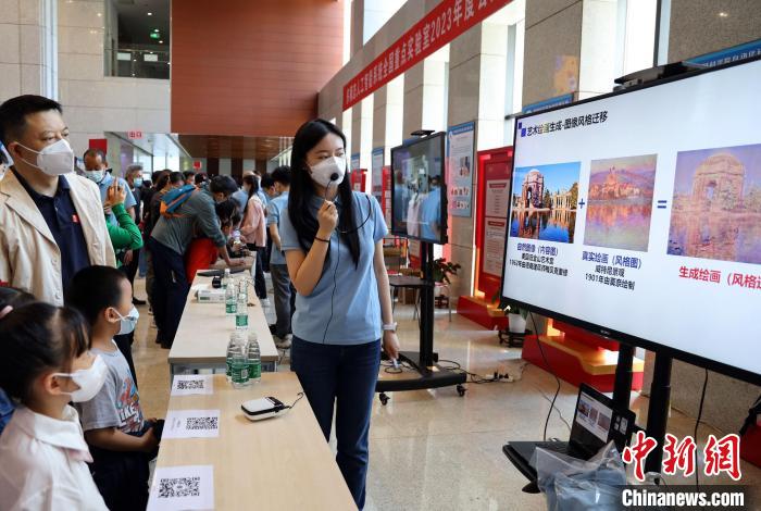 中科院自動(dòng)化所“自動(dòng)化之光”公眾科學(xué)日活動(dòng)現(xiàn)場(chǎng)?！≈锌圃鹤詣?dòng)化所 供圖