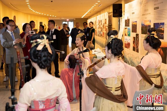 當?shù)貢r間5月19日，中國常駐聯(lián)合國代表團、中國文化和旅游部、泉州市人民政府在紐約聯(lián)合國總部聯(lián)合舉辦“茶和天下·雅集”主題展覽和招待會。圖為展覽現(xiàn)場泉州南音表演。 <a target='_blank' href='/' _fcksavedurl='/'><p  align=