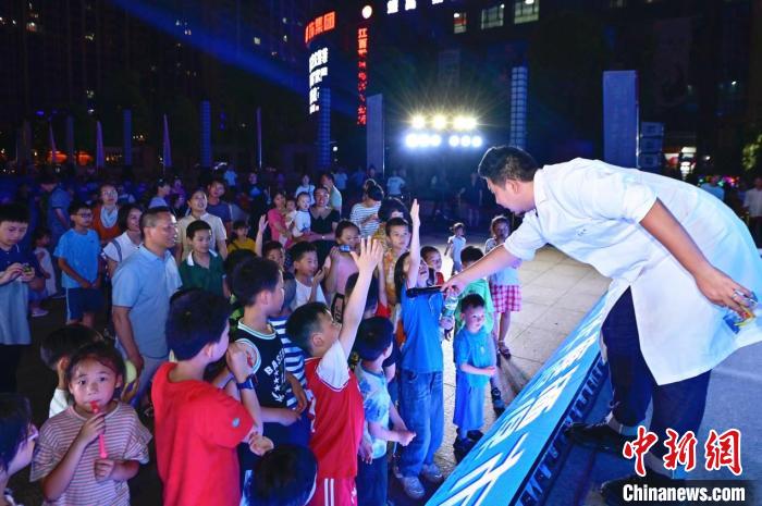 2023年鷹潭市“好奇心”科普節(jié)吸引了不少孩子踴躍參與?！≈鬓k方 供圖