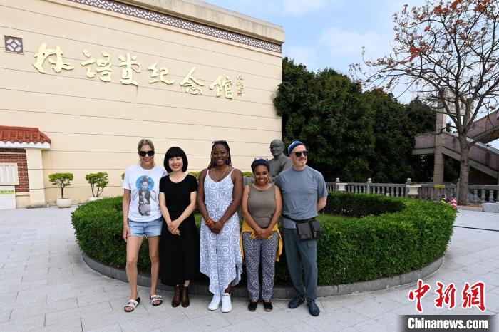 代表團(tuán)成員參訪林語(yǔ)堂紀(jì)念館?！埥鸫?攝