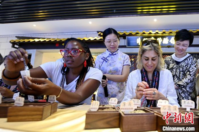 代表團(tuán)成員在片仔癀博物館內(nèi)制作中藥配方香囊?！埥鸫?攝