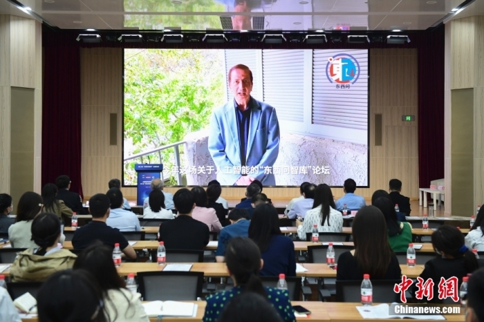 5月30日，<a target='_blank' href='/'>中新社</a>第二屆“東西問智庫”主題論壇在北京舉行，多位中外專家圍繞“AI革命與文明進(jìn)化”展開討論。圖為美國加州理工學(xué)院電氣工程和計(jì)算機(jī)科學(xué)教授、人工智能專家亞瑟·阿布-穆斯塔法通過視頻在論壇上作主旨演講。<a target='_blank' href='/'>中新社</a>記者 田雨昊 攝