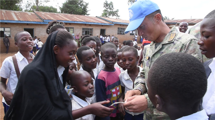 孩子們迎接維和官兵的到來。王錦偉攝