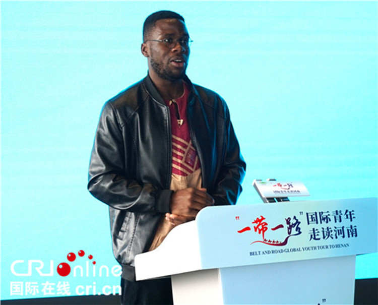 國際青年代表奕曉龍發(fā)言。賈親親 攝