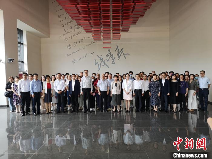 上海僑界人士參觀上海交通大學(xué)錢學(xué)森圖書館?！》队畋?攝