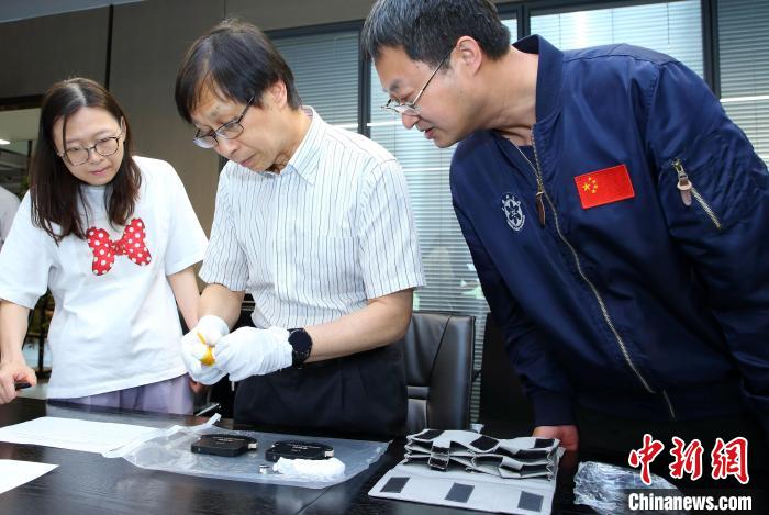 科研人員查看隨神舟十五號返回地面的空間科學(xué)實(shí)驗(yàn)樣品?！≈锌圃嚎臻g應(yīng)用中心 供圖