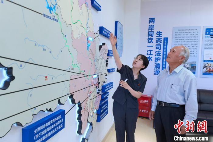 金門同胞參觀金門供水水源生態(tài)司法保護(hù)基地。　孫虹 攝