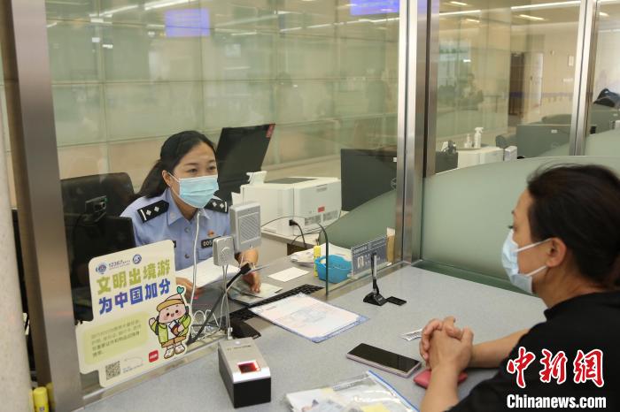 2023年1月9日至5月31日，上海市公安出入境管理部門共受理中國公民出入境證件228.5萬證次。　上海市公安局供圖