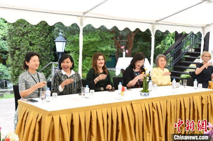 圖為嘉賓品味烏龍茶?！“亓种袊?guó)文化中心供圖。