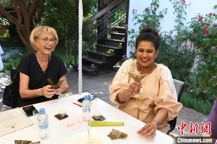 圖為嘉賓展示包粽子成果。　柏林中國(guó)文化中心供圖。