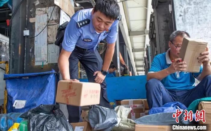 肥東縣公安局針對劇毒化學(xué)品和易制爆危險化學(xué)品生產(chǎn)企業(yè)開展安全檢查工作?！『戏示焦﹫D