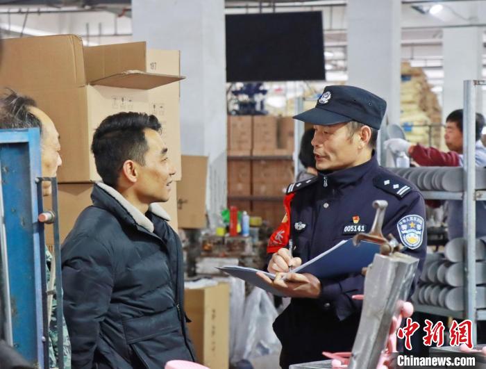 3月30日，大興派出所民警來到轄區(qū)中小企業(yè)，開展“為民為企為項(xiàng)目”走訪活動?！『戏示焦﹫D