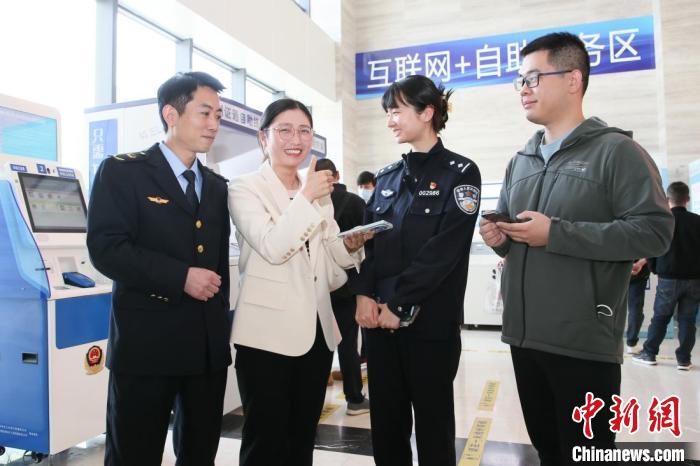 4月10日，安徽合肥，一家運(yùn)輸企業(yè)負(fù)責(zé)人在工作人員的指導(dǎo)下，使用小程序辦理車管業(yè)務(wù)?！『戏示焦﹫D