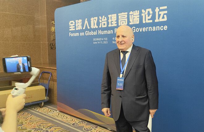 聯(lián)合國經(jīng)濟(jì)、社會及文化權(quán)利委員會副主席兼報(bào)告員、莫斯科國際關(guān)系學(xué)院國際法系主任阿斯蘭·阿巴希澤接受人民網(wǎng)記者采訪。圖片來源：視頻截圖