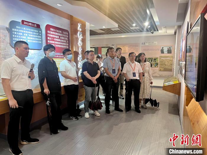 與會人員在后陳村走訪?！《做?攝