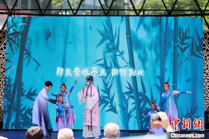 開(kāi)幕式上舞臺(tái)展演之一《水舞昆韻》。