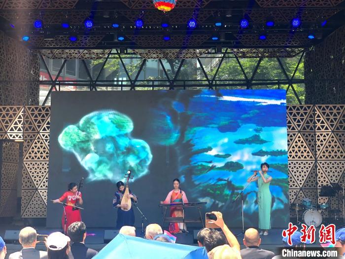 開(kāi)幕式上舞臺(tái)展演之一《水龍吟》?！≈袊?guó)駐東京旅游辦事處供圖