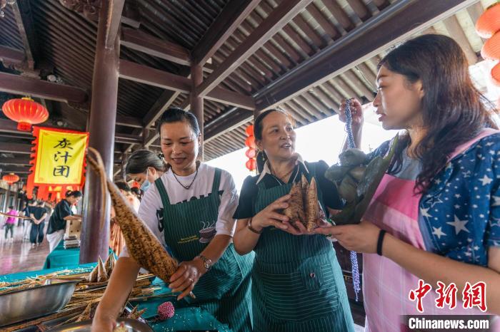 包粽子現(xiàn)場?！⌒弥?攝