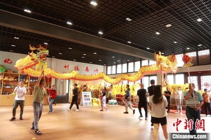 臺(tái)胞臺(tái)屬體驗(yàn)舞龍?！≈芪的裙﹫D