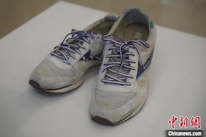 圖為展出的韓國前總統(tǒng)金泳三曾使用的慢跑鞋。　劉旭 攝