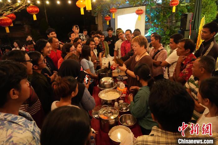 現(xiàn)場包粽子教學(xué)。陶暹光攝