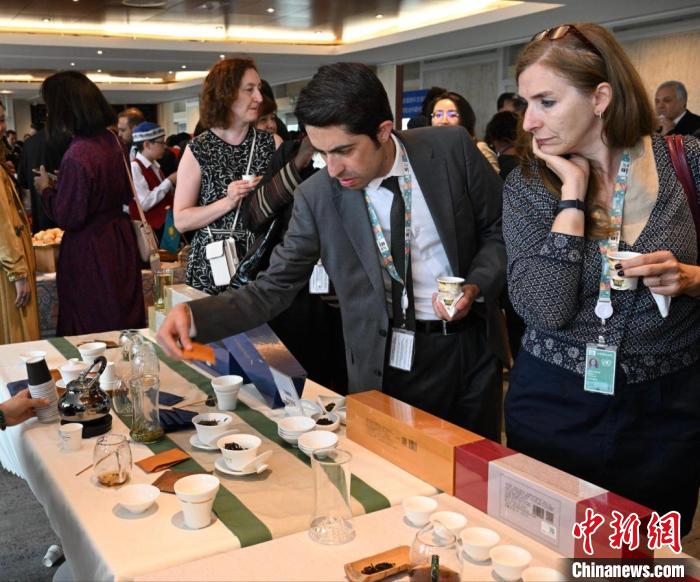 現(xiàn)場(chǎng)觀眾觀看中國(guó)展臺(tái)茶藝表演、了解茶文化?！【笜?shù) 攝