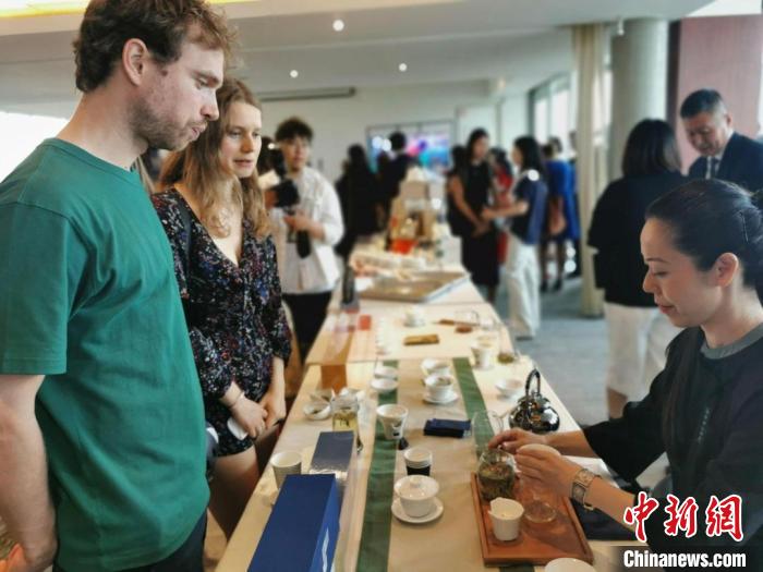 現(xiàn)場(chǎng)觀眾觀看中國(guó)展臺(tái)茶藝表演、了解茶文化?！【笜?shù) 攝