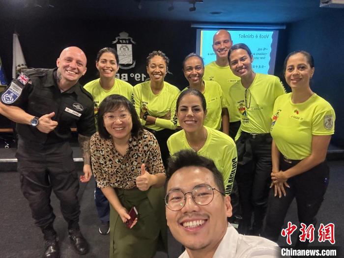 里約旅游警察上中文課?！±锛s熱內(nèi)盧天主教大學(xué)孔子學(xué)院供圖