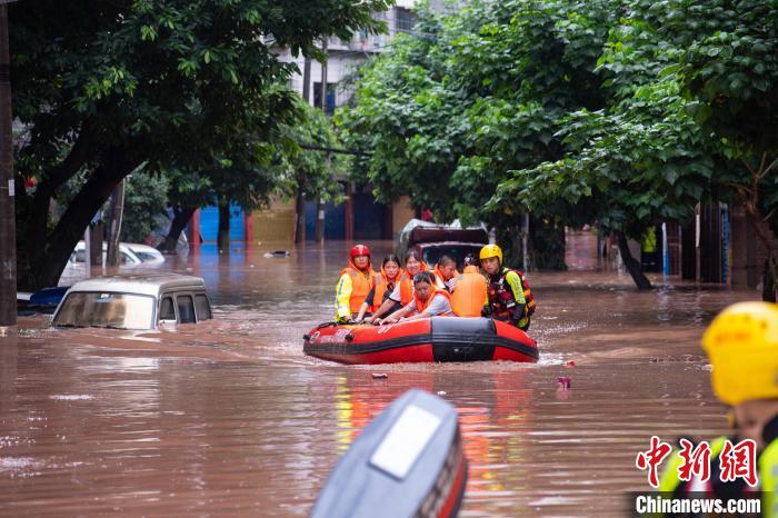 7月4日，萬州區(qū)五橋街道，消防救援人員用沖鋒舟救援轉(zhuǎn)運(yùn)被困群眾?！∪矫宪?攝
