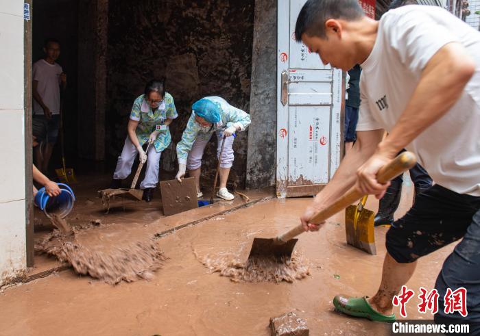 7月4日，萬州區(qū)五橋街道，洪水退去后，居民開展清淤工作?！∪矫宪?攝