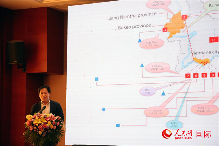老撾計劃與投資部發(fā)展研究院院長史提羅斯·拉斯福尼在活動現(xiàn)場發(fā)言。人民網(wǎng)記者楊一攝