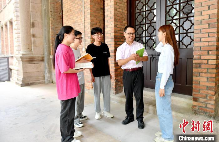 7月4日，臺(tái)灣教師陳昭志正在和學(xué)生交流?！蚊?攝