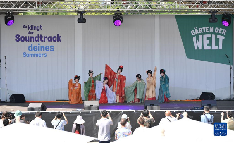 7月8日，在德國柏林世界公園，漢服愛好者進(jìn)行漢服展示。新華社記者 任鵬飛 攝